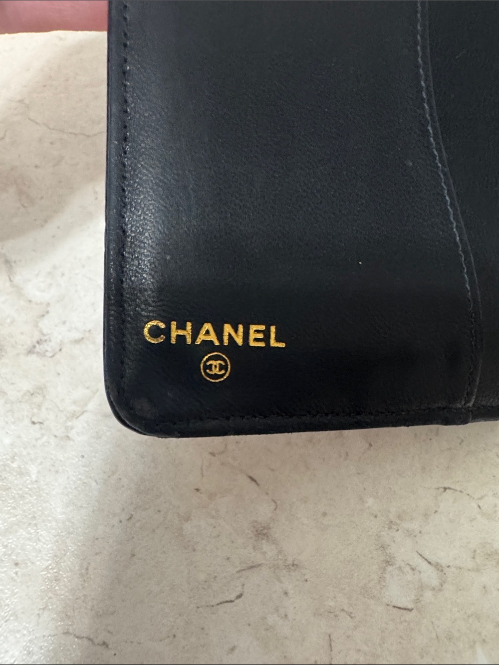 CHANEL Black Patent Leather CC Logo agenda/passport holder - Picture 4 of 9